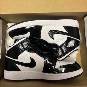 Jordan 1 Mid “Carbon Black and White”